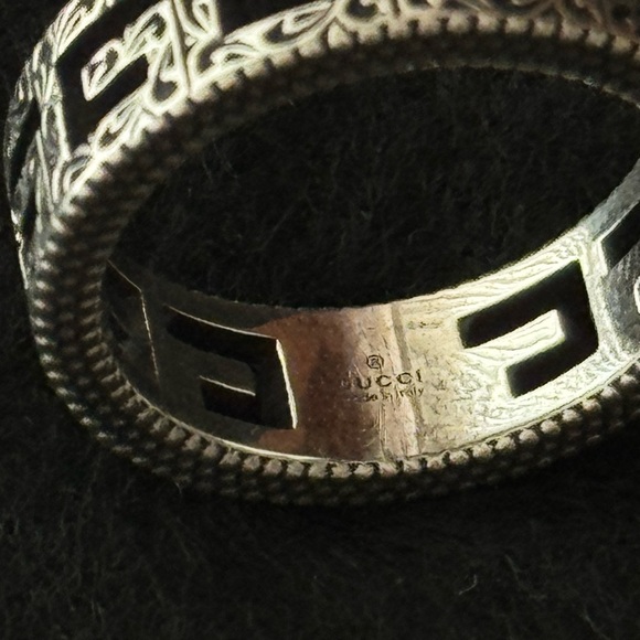 Gucci Men's Silver Textured Ring - Picture 3 of 4